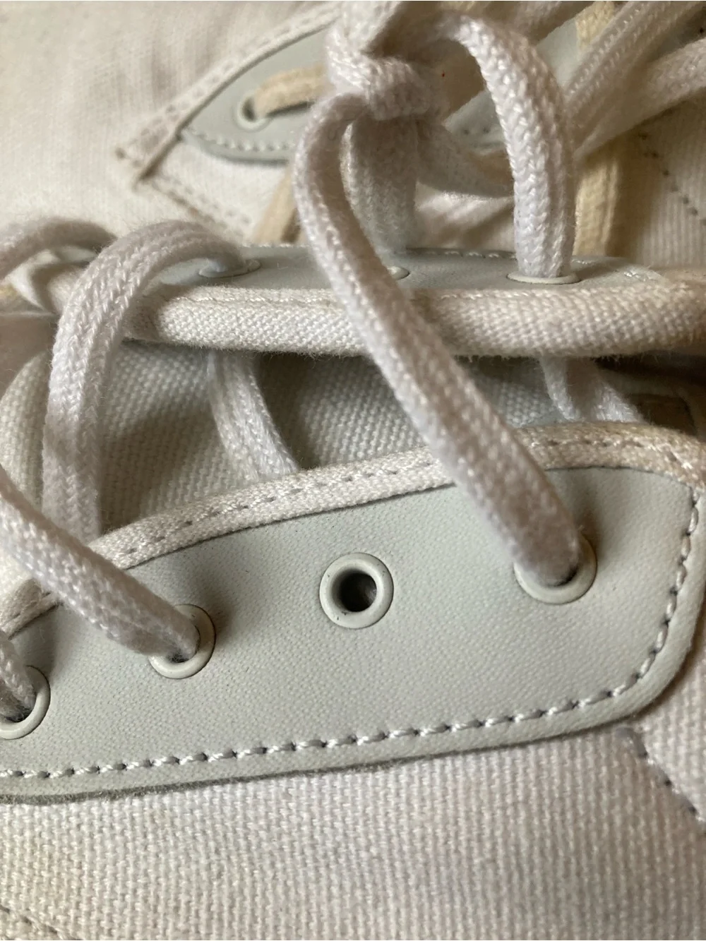 Men’s Globe Size 11.5 Moonshine white canvas sneakers/ skateboard shoes